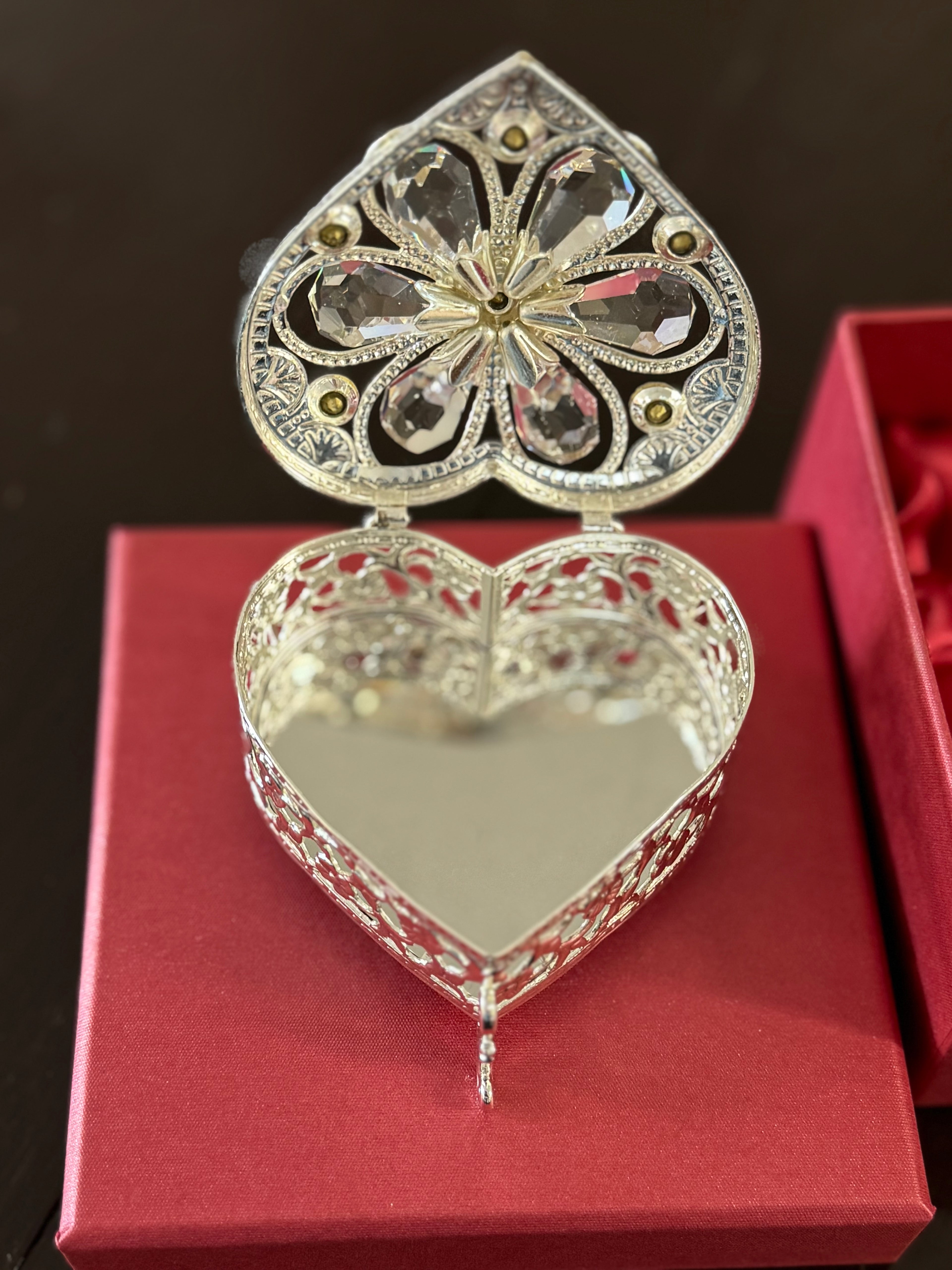 Silver hear aras box