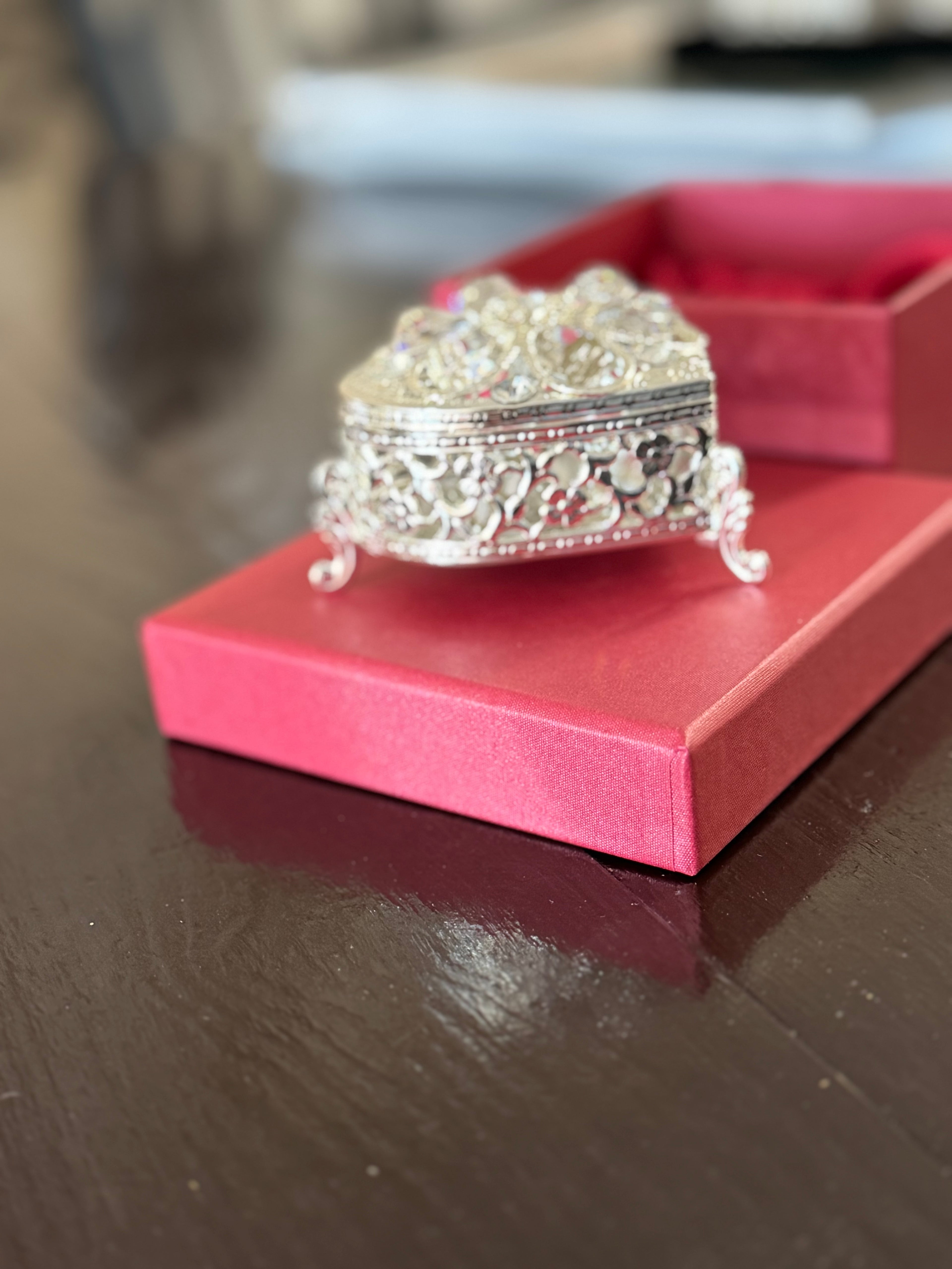 Silver hear aras box