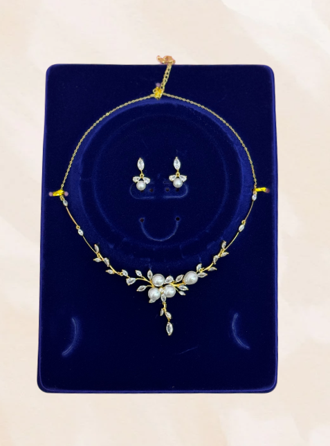 Pearlescent bloom necklace set