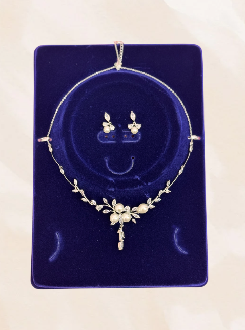 Pearlescent bloom necklace set